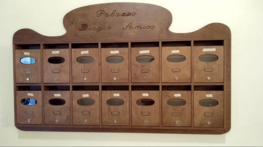 Falegnameria Agueci - Cassetta della posta in legno per condominio