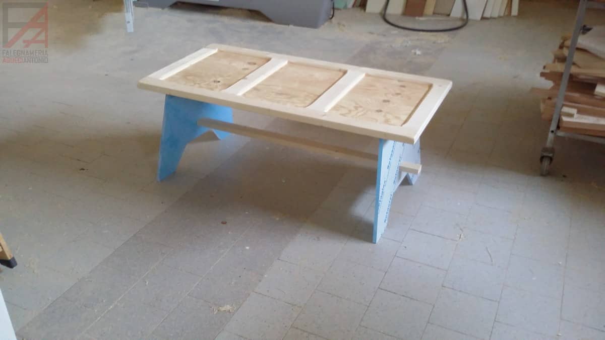 Falegnameria Agueci Antonio - Tavolino in legno e gambe in plex
