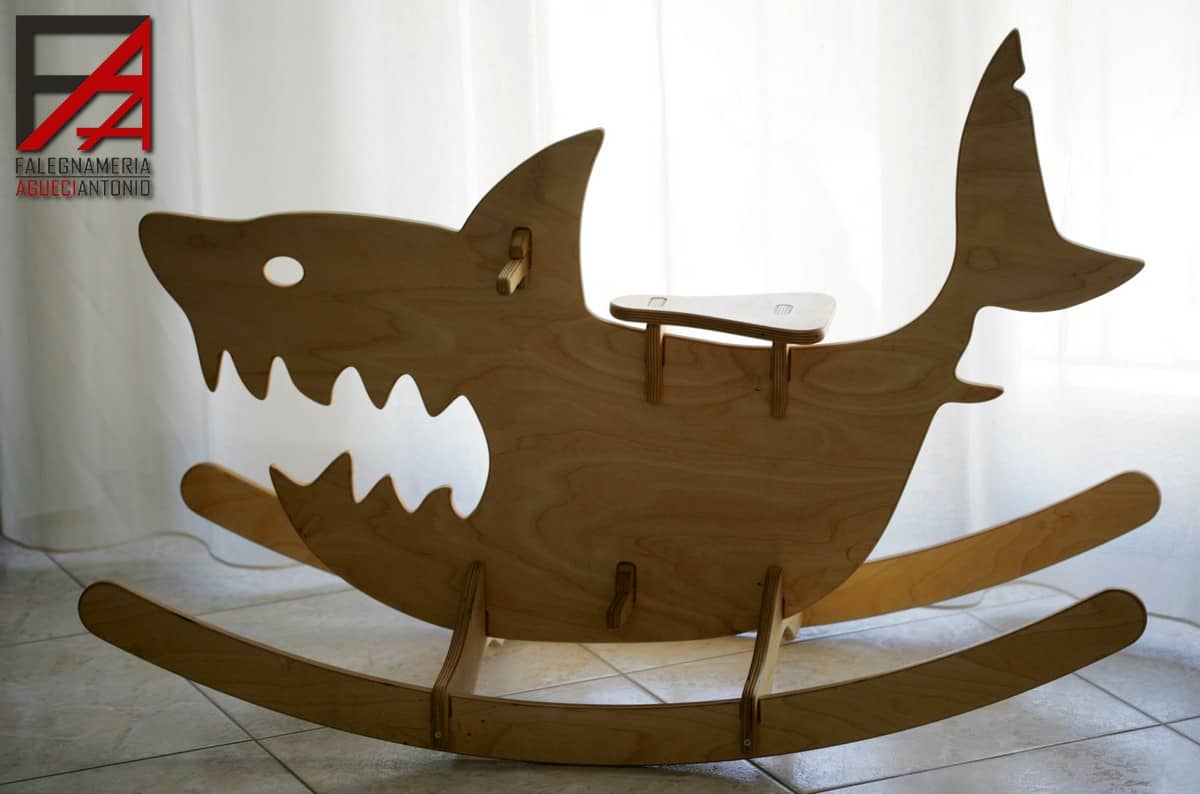 Falegnameria Agueci Antonio - dondolo squalo realizzato in legno di betulla con verniciatura opaca naturale